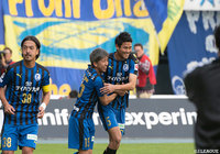 後半開始早々のFKに鈴木 義宜（#5）が頭で合わせ、ホームの大分が先制！【明治安田Ｊ２ 第41節 大分vs金沢】