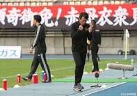 試合終了のホイッスルが鳴り響きガッツポーズをする片野坂 知宏監督（大分）。前節の敗戦を引きずることなく勝利した大分が明日試合が行われる松本をかわし、暫定首位に浮上【明治安田Ｊ２ 第41節 大分vs金沢】