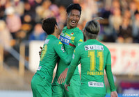 右からのクロスを受けた指宿 洋史(千葉/真ん中)がワントラップから右足のシュートを放つと、これがネットに突き刺さり、リードを3点に広げる!【明治安田J2 第41節 京都vs千葉】