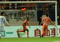 味方のシュートは相手GKに防がれるも、こぼれ球を回収したマテウス(大宮/#16)が、無人のゴールに押し込み先制!【明治安田J2 第41節 大宮vs山形】