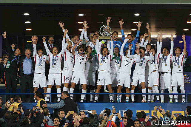 悲願のアジア制覇を成し遂げた鹿島。キャプテンの小笠原　満男がトロフィーを掲げ喜びを爆発させる【ACL 決勝　第2戦 ペルセポリスvs鹿島】