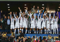 悲願のアジア制覇を成し遂げた鹿島。キャプテンの小笠原 満男がトロフィーを掲げ喜びを爆発させる【ACL 決勝 第2戦 ペルセポリスvs鹿島】