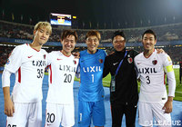 大岩 剛監督もまじえ、試合後は笑顔で記念撮影!【ACL 決勝 第2戦 ペルセポリスvs鹿島】