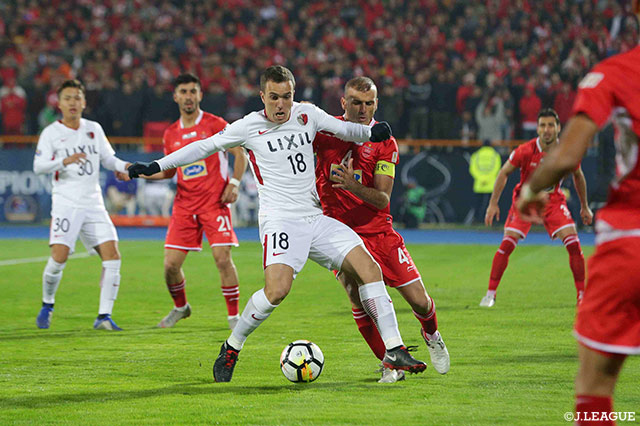 第1戦で得点を挙げたセルジーニョ（鹿島）に激しいプレッシングを仕掛けるサイド ジャラル ホセイニ（ペルセポリス）【ACL 決勝　第2戦 ペルセポリスvs鹿島】