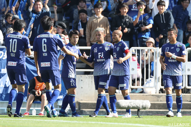 石津 大介（#16）がゴール右隅に低い弾道のシュートを放ち、福岡が前半早々に先制に成功【明治安田Ｊ２ 第41節 福岡vs熊本】