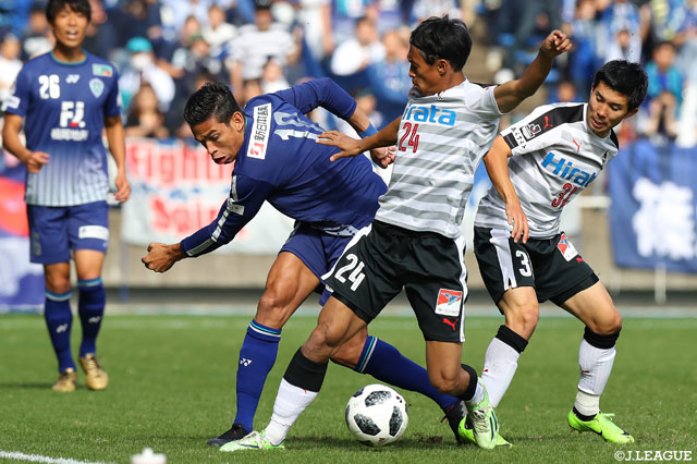 激しくマッチアップしたドゥドゥ（福岡）と高瀬 優孝（熊本）【明治安田Ｊ２ 第41節 福岡vs熊本】