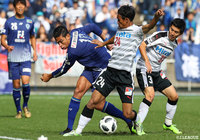 激しくマッチアップしたドゥドゥ（福岡）と高瀬 優孝（熊本）【明治安田Ｊ２ 第41節 福岡vs熊本】