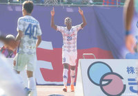 GKと1対1の局面を迎えると、ジュニオール バホス(#29)が冷静にループシュートを沈めて先制点を挙げた【明治安田J2 第41節 山口vs甲府】