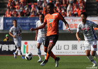 得点ランキング2位に位置するオナイウ 阿道(山口/#19)はこの日不発に終わった【明治安田J2 第41節 山口vs甲府】