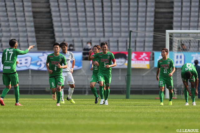 井林 章（#3）がボレーシュートを決め東京Ｖが貴重な先制点を挙げた【明治安田Ｊ２ 第41節 東京Ｖvs讃岐】