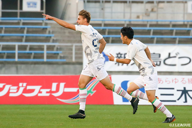 90分にドリアン バブンスキーがロングシュートを叩き込み、町田が試合を決定づける2点目を獲得【明治安田Ｊ２ 第41節 愛媛vs町田】