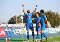 こぼれ球に反応したジェフェルソン バイアーノ(#9)が押し込み、水戸が先制した【明治安田J2 第41節 水戸vs岐阜】