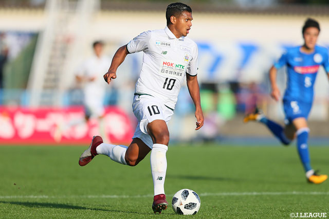 ライアン デ フリース（岐阜/#10）がドリブルで持ち上がり狙い澄ましたシュートを決め、試合を振り出しに戻した【明治安田Ｊ２ 第41節 水戸vs岐阜】