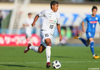 ライアン デ フリース（岐阜/#10）がドリブルで持ち上がり狙い澄ましたシュートを決め、試合を振り出しに戻した【明治安田Ｊ２ 第41節 水戸vs岐阜】