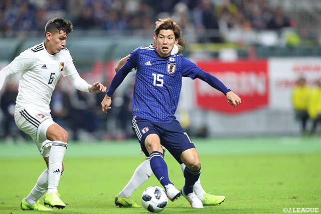 相手DFを背負いながらボールをキープする大迫 勇也。68分までプレー【国際親善試合 日本vsベネズエラ】