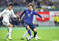 相手DFを背負いながらボールをキープする大迫 勇也。68分までプレー【国際親善試合 日本vsベネズエラ】