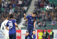 後半ATに吉田 麻也がヘディングシュートでネットを揺らすもオフサイドの判定となり、勝ち越し点とはならない【国際親善試合 日本vsベネズエラ】