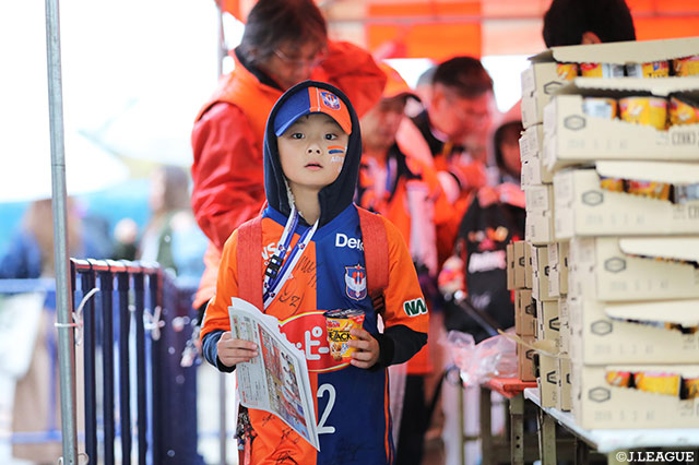 熱狂的なミニサポを発見！ホーム最終戦を勝利で飾れるかな？【明治安田Ｊ２ 第42節 新潟vs山口】