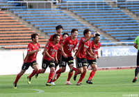 先制ゴールを奪った杉浦 恭平（金沢/#11）と喜ぶ選手たち【明治安田Ｊ２ 第42節 金沢vs水戸】