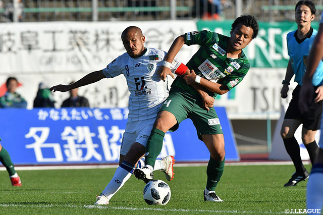 中盤で激しいデュエルが展開される！【明治安田Ｊ２ 第42節 岐阜vs福岡】
