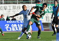 中盤で激しいデュエルが展開される!【明治安田J2 第42節 岐阜vs福岡】