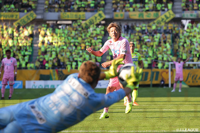 PKのチャンスを得た栃木。大黒 将志のシュートは佐藤 優也（千葉）の好セーブにあいゴールならず【明治安田Ｊ２ 第42節 千葉vs栃木】