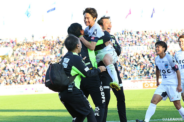 70分に齋藤 功佑が右足を一閃！横浜FCが先制点をゲット！【明治安田Ｊ２ 第42節 甲府vs横浜FC】