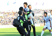 70分に齋藤 功佑が右足を一閃！横浜FCが先制点をゲット！【明治安田Ｊ２ 第42節 甲府vs横浜FC】