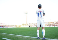 試合終了後、ピッチを見つめる三浦 知良(横浜FC)【明治安田J2 第42節 甲府vs横浜FC】