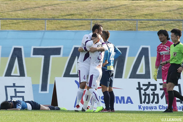 先制となるゴールを決めたジュニーニョ（京都/#31）を田中 マルクス闘莉王（#4）が優しく抱き寄せる！【明治安田Ｊ２ 第42節 讃岐vs京都】