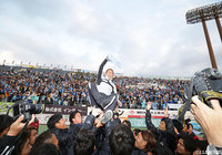 今季限りで退任する北野 誠監督を胴上げする讃岐の選手たち【明治安田Ｊ２ 第42節 讃岐vs京都】