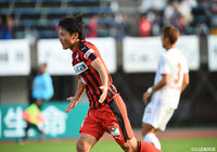 GKとの1対1を制した田中 達也（熊本）。リードを3点に広げる【明治安田Ｊ２ 第42節 熊本vs愛媛】