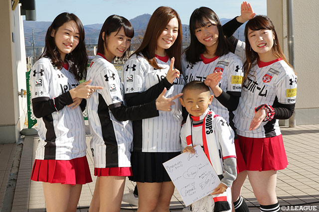 オフィシャル応援マネージャー「B-fam」さん、アシスタントDJの坂下 加菜さんのサインを貰ってご満悦♪【明治安田Ｊ３ 第32節 盛岡vsC大23】