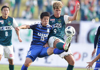 菅井 拓也（沼津）とジョン ガブリエル（相模原）が激しくマッチアップした【明治安田Ｊ３ 第32節 沼津vs相模原】