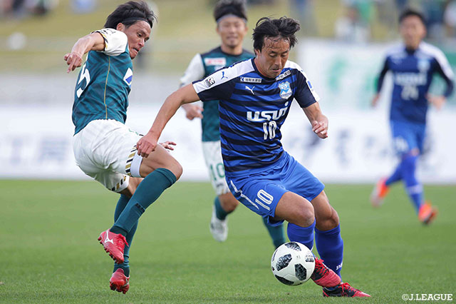 途中出場の青木 翔大（沼津）が果敢にドリブル突破を仕掛けるも、両者譲らず0-0のドロー決着【明治安田Ｊ３ 第32節 沼津vs相模原】