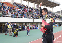 先日、現役引退を表明した川口 能活(相模原)は試合後に花束を受け取り、サポータに感謝を伝えた【明治安田J3 第32節 沼津vs相模原】