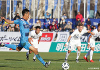 試合終了間際に秋田がPKを獲得。キッカーの藤田 祥史(#18)が冷静にGKの逆を突いて、貴重な同点弾を挙げる【明治安田J3 第32節 秋田vs富山】