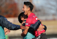 3試合連続ゴールを決めた池田 昌生(福島)はチームメイトと喜びをわかち合う【明治安田J3 第32節 福島vsG大23】