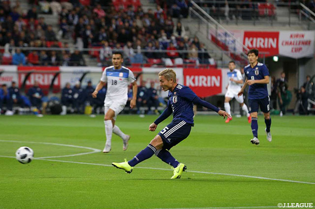 前半2分、左サイドを駆け上がった山中 亮輔（横浜FM）が味方の落としを左足でダイレクトシュート！これが右ポストに当たってゴールに吸い込まれ、日本が早々に先制！【国際親善試合 日本vsキルギス】