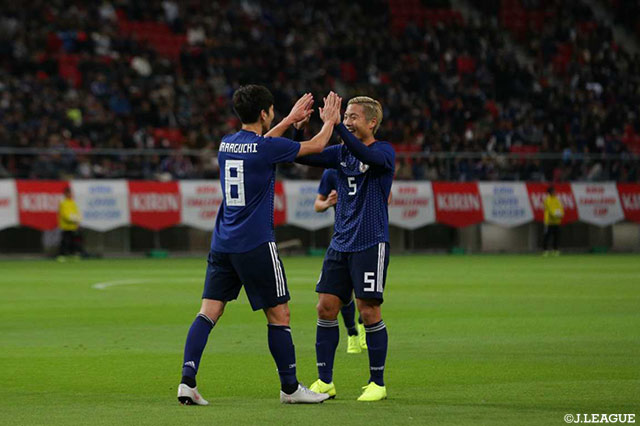 前半19分のFKを原口 元気（#8）が直接狙うと、鋭いボールが相手GKの手の中からこぼれてゴールネットを揺らし、追加点を獲得！先制点を決めた山中とハイタッチ！【国際親善試合 日本vsキルギス】