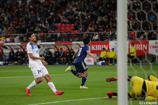 南野 拓実から堂安 律、中島 翔哉とダイレクトで素早いパスが回ると中島がPA内で右足でのダイレクトシュートを放ち、4点目を記録！【国際親善試合 日本vsキルギス】