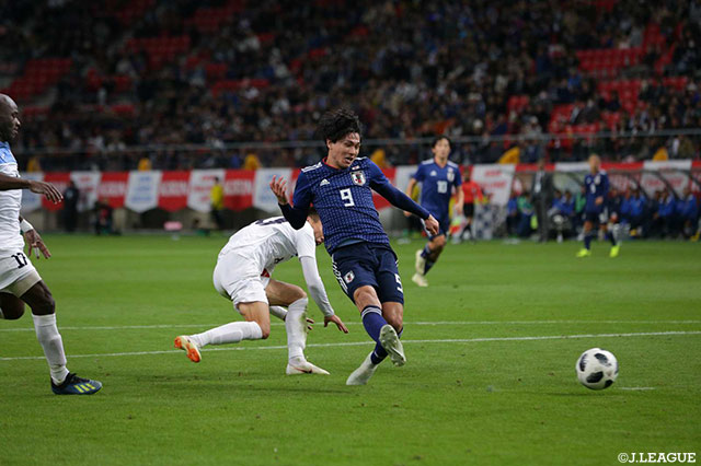 南野 拓実が後半ATに右足で放ったシュートは、惜しくも枠の左に外れてしまう【国際親善試合 日本vsキルギス】