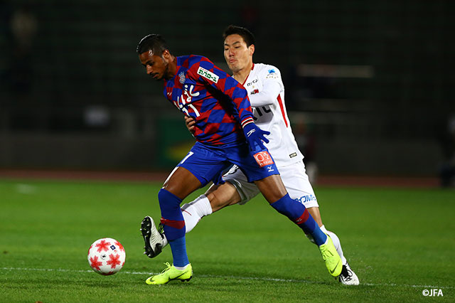 ボールをキープするジエゴ（甲府）と激しく奪いにいく昌子 源（鹿島）【天皇杯 準々決勝 鹿島vs甲府】