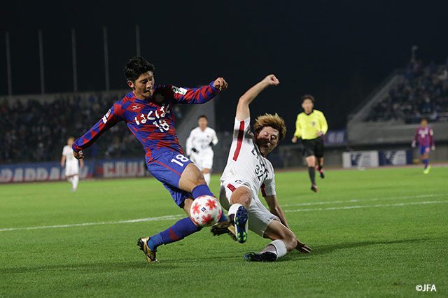 サイドを駆け上がった道渕 諒平（甲府）がクロスを供給しようとするが、安西 幸輝（鹿島）が寸前で阻止【天皇杯 準々決勝 鹿島vs甲府】