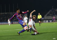 サイドを駆け上がった道渕 諒平(甲府)がクロスを供給しようとするが、安西 幸輝(鹿島)が寸前で阻止【天皇杯 準々決勝 鹿島vs甲府】