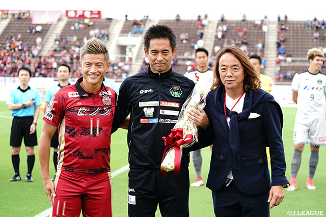 試合前、今季限りで引退する相模原の川口 能活選手に対し、琉球の播戸 竜二選手とアンバサダーの北澤 豪氏による花束贈呈が行われました【明治安田Ｊ３ 第33節 琉球vs相模原】