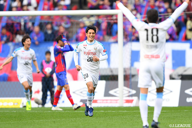 敵の不用意なパスをカットした知念 慶（川崎Ｆ）がPA手前の中央から右足を振り抜くと強烈なシュートがゴールの左隅に決まり、先制に成功！【明治安田Ｊ１ 第33節 FC東京vs川崎Ｆ】