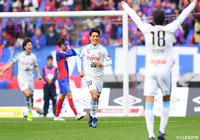 敵の不用意なパスをカットした知念 慶（川崎Ｆ）がPA手前の中央から右足を振り抜くと強烈なシュートがゴールの左隅に決まり、先制に成功！【明治安田Ｊ１ 第33節 FC東京vs川崎Ｆ】