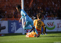 イニエスタのループパスに走り込んだ藤田 直之がダイレクトで鋭いシュートを放つと、これがネットに突き刺さり神戸が先制！【明治安田Ｊ１ 第33節 清水vs神戸】