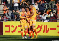 河井 陽介（真ん中）が金子とのワンツーでゴール前に進入し、左足で合わせて清水が同点に追い付く！【明治安田Ｊ１ 第33節 清水vs神戸】